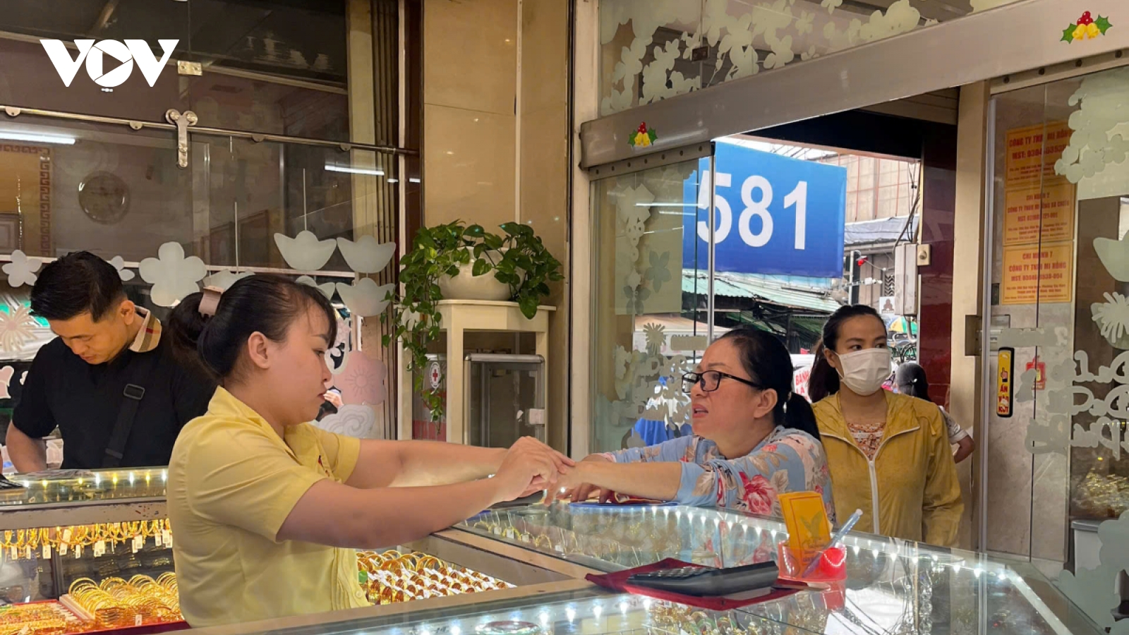 Giá vàng lập đỉnh, nhiều người dân ở TP.HCM xếp hàng mua vàng